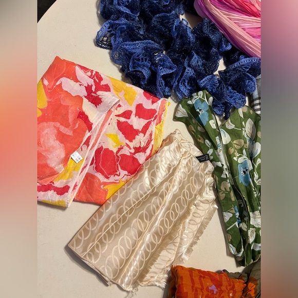 9️⃣Lot of 9 Random Scarves in Varying Colors/Sizes/Brands/Materials/Conditions - Picture 15 of 17